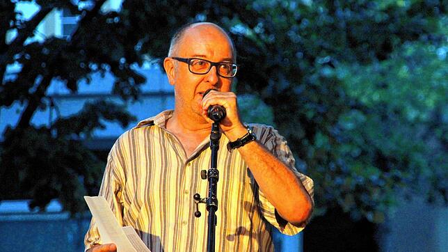 Rolf Suter moderiert und führt durch den Poetry-Slam-Abend. Foto: Kultschüür