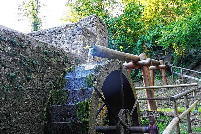 Unten in der Mühlbachschlucht befindet sich ein Mühlrad und in der Ruine der Mühle eine Grillstelle.