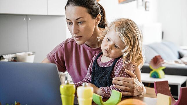 Alles gleichzeitig: Mutter im Homeoffice.