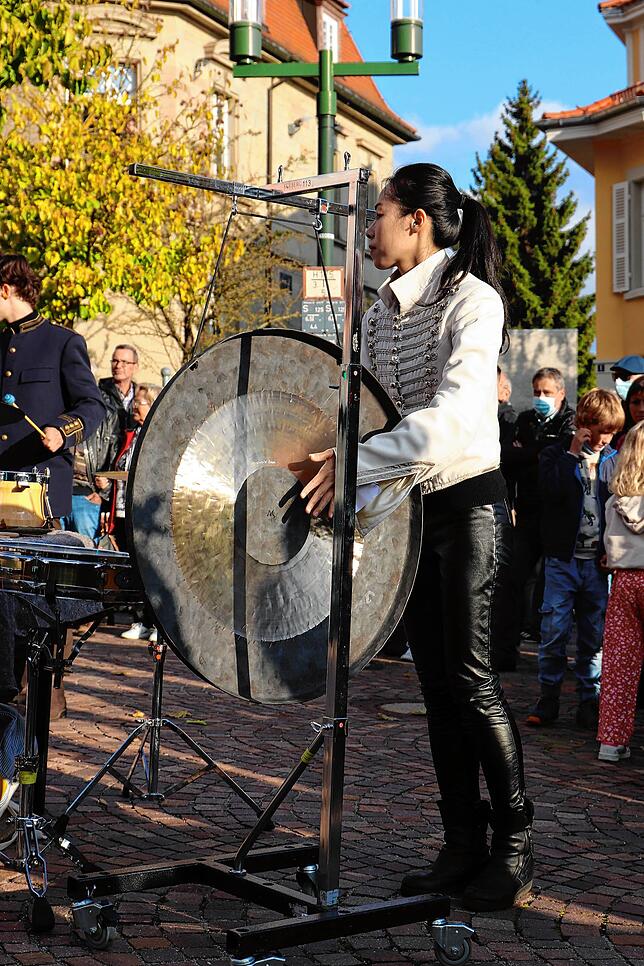 Mit verschiedenen Instrumenten sorgen die Schlagwerker zum Höhepunkt der Uraufführung am Musikantenbrunnen für eine hohe Intensität.