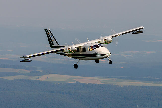 Der Hagelflieger in seinem Element: Das Archivbild zeigt die zweimotorige Maschine vom Typ P-68B. Sie stammt vom Hersteller Partenavia.
