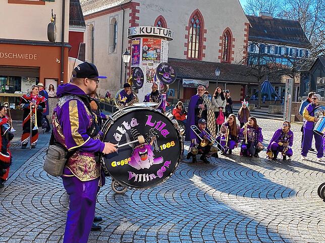 Bild 8: Fasnacht: Tausende Narren feiern den Schmotzigen in Villingen