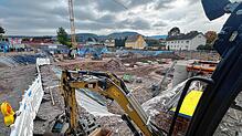 In der riesigen Baugrube an der Bundesstraße 34 laufen die Arbeiten für das neue Stadtquartier. Die Volksbank baut hier auf dem ...