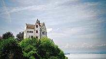 Thront hoch über der Seegemeinde: Das Schloss Salenstein, mehr als 1000 Jahre alt. Eine Stiftung verkaufte es an Timo Hafner. Der möchte ...