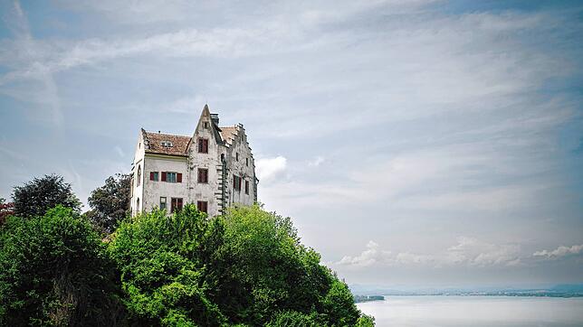 Thront hoch über der Seegemeinde: Das Schloss Salenstein, mehr als 1000 Jahre alt. Eine Stiftung verkaufte es an Timo Hafner. Der möchte ...