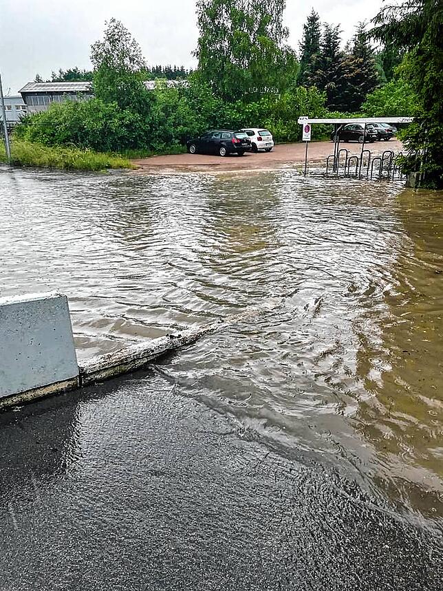 Teilsweise glich die Nachbarschaft an der Eichendorffstraße einer Seenlandschaft. Bild: Feuerwehr VS