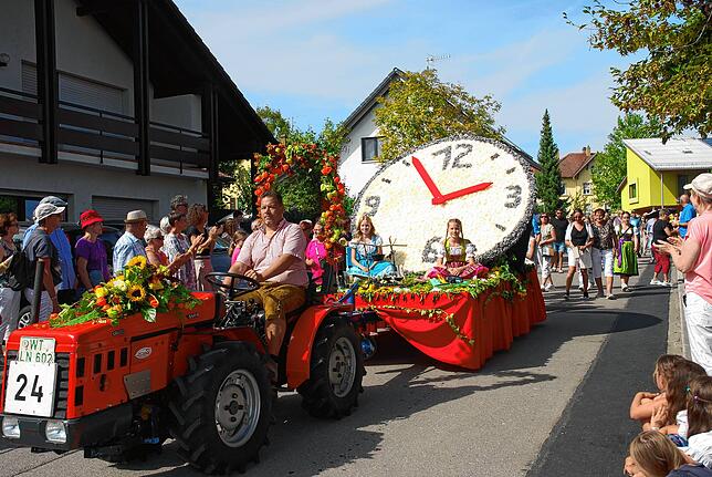 &bdquo;Miteinander Zeit verbringen&ldquo; ist das Thema des Festwagens des Fasnachtsvereins Rebfüdle.