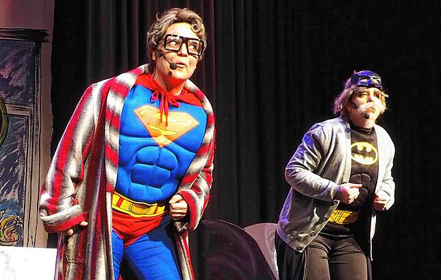 Einer der Höhepunkte des Abends waren dann zweifellos die Superhelden im Altersheim: Die Geschwister Milena Gonsior als Superman und ...