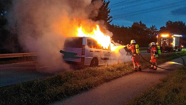 In der Nacht von Freitag auf Samstag ist ein Wagen auf der Landesstraße 191 in Richtung Bargen in Flammen aufgegangen.