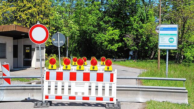 Umkehren hieß es während der Grenzschließung für Autofahrer, Radler und Fußgänger, die den kleinen Grenzübergang bei Jestetten-Altenburg ...