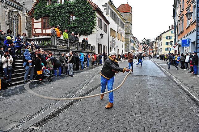 Ein Bild, das in Zeiten der Pandemie Normalität zu zeigen scheint. Glockenschlag 12 Uhr mischten sich in das Geläut des Münsters die ...