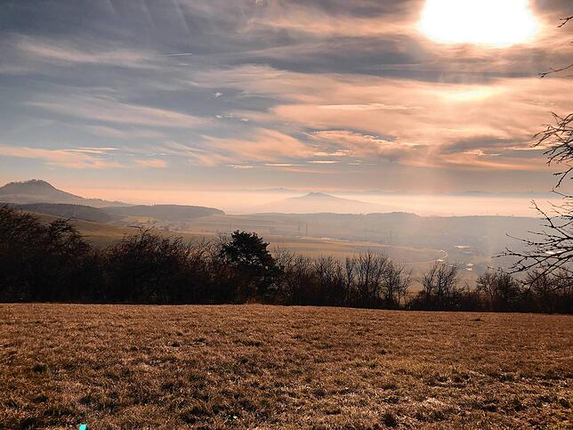 Blick auf die eisig kalte Vulkan-Landschaft im Winter.