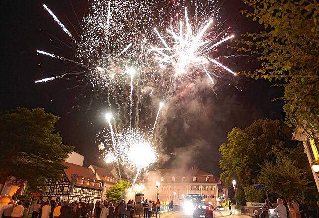 Die aufblitzenden Feuerwerkskörper erhellen die ganze Straße.