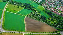 Auf diesem Grundstück, noch unbebaut, soll das neue Klinikum für den Landkreis entstehen.