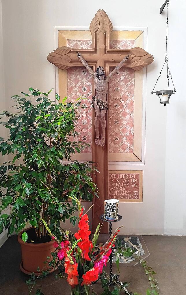 Links vom Altar der Klosterkirche in Hegne befindet sich dieses Holzkreuz. Es trägt besondere Bedeutung für die Barmherzigen Schwestern ...