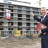 Seit dem 26. Juli, dem Tag der Grundsteinlegung für das neue Rathaus, schaut Bürgermeister Manfred Härle regelmäßig auf der Baustelle ...