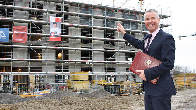 Seit dem 26. Juli, dem Tag der Grundsteinlegung für das neue Rathaus, schaut Bürgermeister Manfred Härle regelmäßig auf der Baustelle ...