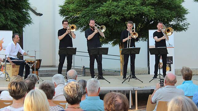 Perkussionist Tamás Kovács und das Four Bones Quartet mit Péter Magyar, Olivér Gáspár, János Angyal und Péter Gyetvai (von links) ...