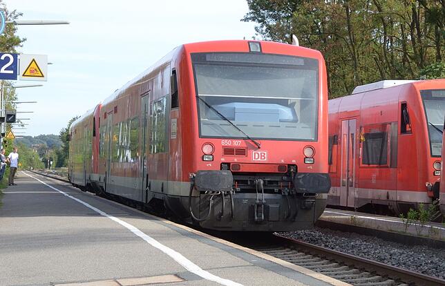 Triebwagen der Bodenseegürtelbahn im Markdorfer Bahnhof: Ohne ein attraktiveres ÖPNV-Angebot besteht kaum eine Chance, Autofahrer zum ...