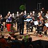 Alle sind mit voller Konzentration dabei: das sinfonische Blasorchester Stockach ebenso wie sein Dirigent Helmut Hubov und Solist Thomas ...