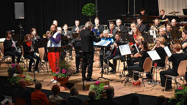 Alle sind mit voller Konzentration dabei: das sinfonische Blasorchester Stockach ebenso wie sein Dirigent Helmut Hubov und Solist Thomas ...