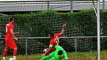 Gewohntes Bild seit Jahren: Liegt bei einem Spiel des FC Tiengen 08 der Ball im gegnerischen Tor, ist Torjäger Nexhdet Gusturanaj (Nr. ...