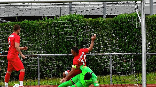 Gewohntes Bild seit Jahren: Liegt bei einem Spiel des FC Tiengen 08 der Ball im gegnerischen Tor, ist Torjäger Nexhdet Gusturanaj (Nr. ...