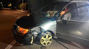 Das Auto vorn demoliert – nur noch auf den Felgen fahrend – der Fahrer betrunken, berauscht, ohne Führerschein, obendrein gesucht: In ...