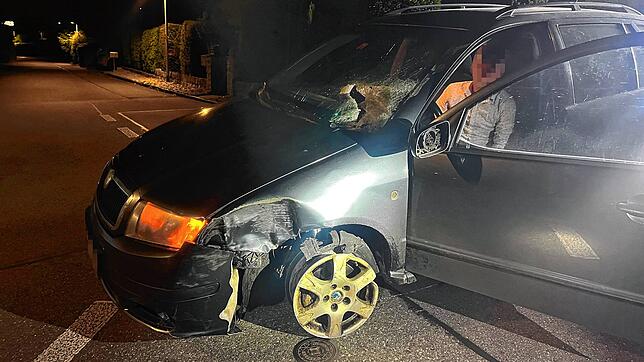 Das Auto vorn demoliert – nur noch auf den Felgen fahrend – der Fahrer betrunken, berauscht, ohne Führerschein, obendrein gesucht: In ...