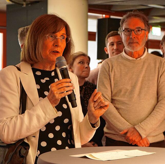 „Wir haben leider gemischte Nachrichten“, sagt Katharina Holzinger (links im Bild). Dann muss die Rektorin den Anwesenden mitteilen, ...