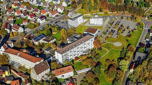 Auf der freien Fläche unterhalb des Krankenhauses (Mitte) wird das neue spitälische Pflegeheim gebaut. Eine Nutzung der Klinik als ...