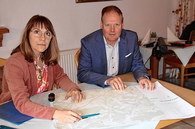 Tanja Ulmer und Otto Kettmann von Transnet BW erläutern bei einem Pressegespräch die Pläne des Netzbetreibers – und die Nachteile, ...