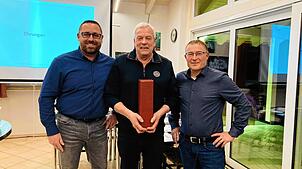 Otmar Kluth ist zum Ehrenmitglied des Tennisclubs Kreenheinstetten ernannt worden (von links): Manfred Kohl (Vorstand Sport), Otmar ...
