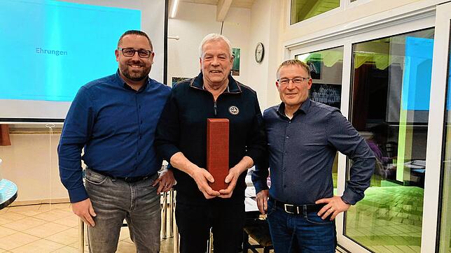 Otmar Kluth ist zum Ehrenmitglied des Tennisclubs Kreenheinstetten ernannt worden (von links): Manfred Kohl (Vorstand Sport), Otmar ...