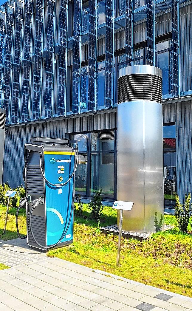 Vor dem Standort der naturenergie im Gewerbegebiet stehen ebenfalls zwei Ladesäulen. Immerhin zwei davon laden mit 150 kW.