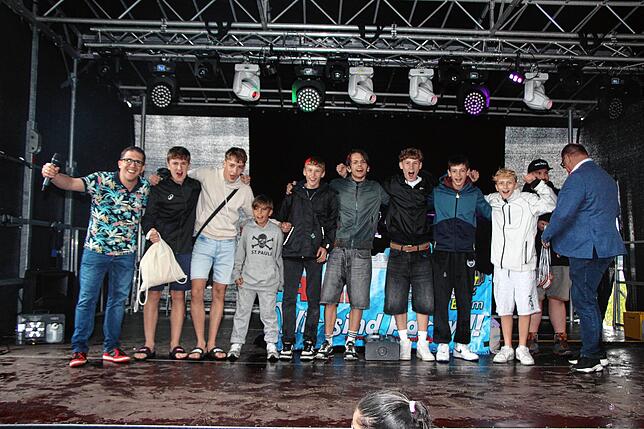 Bild 2: Uhldingen feiert: Die besten Bilder vom ersten Tag des Hafenfestes mit Schrottregatta