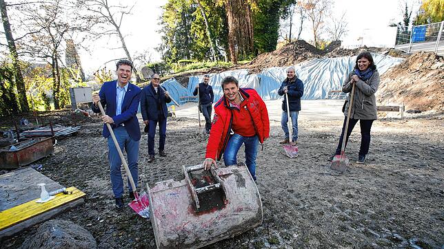 Freuen sich auf den Neubau (von links): Eric Thiel, Geschäftsführer der MTK, Ortsvorsteher Wolfgang Gensle, Bauleiter Christoph Bauer, ...