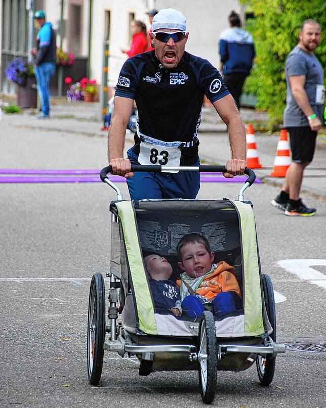 Gregor Menzel vom FCC Cycling Club lief beim Hauptlauf unter erschwerten Bedingungen. Der Läufer hatte seine beiden Kinder im Babyjogger ...