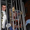 Im Käfig wird der Delinquent auf dem Schinderkarren zum Streckgericht gebracht.