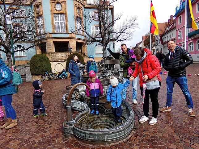 Trotz der familienpolitischen Anliegen: Der Musikantenbrunnen vor dem Rathaus bleibt für die Kleinen ein toller Spielplatz.