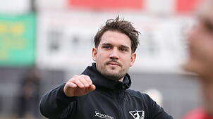 Trainer Oliver Sorg und der 1. FC Rielasingen-Arlen besiegen den FC Waldkirch mit 8:0.