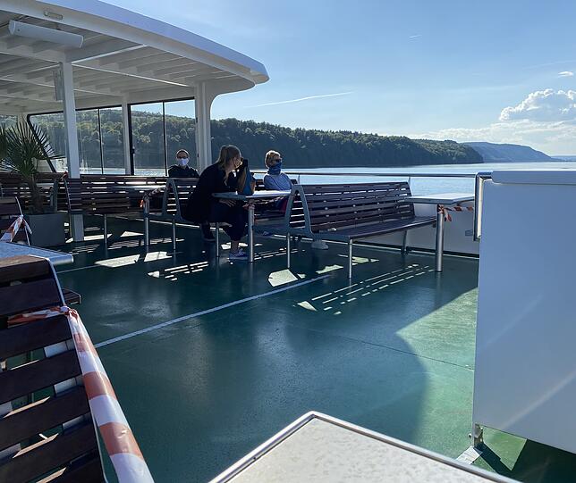 Sogar an der frischen Luft, auf der MS Seegold der Personenschifffahrt Giess & Giess von Überlingen nach Wallhausen, tragen die ...