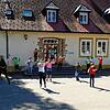 Seit gut einer Woche ist wieder Leben auf dem Schulhof der Grundschule in Berau. Die Viertklässler freuen sich darüber und halten sich ...