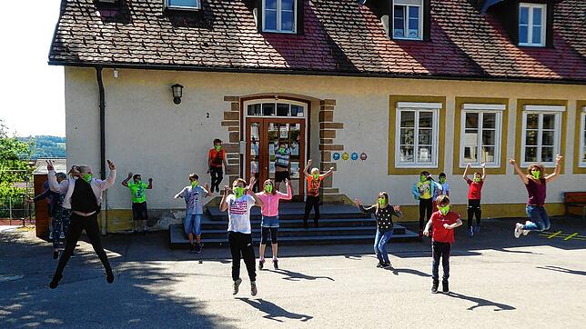 Seit gut einer Woche ist wieder Leben auf dem Schulhof der Grundschule in Berau. Die Viertklässler freuen sich darüber und halten sich ...