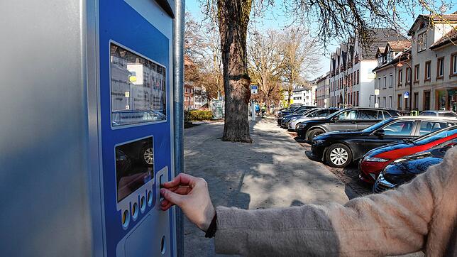 Die Stadt will ihre Parkuhren künftig alle auch auf bargeldloses Bezahlen umstellen. Bild: Hahne