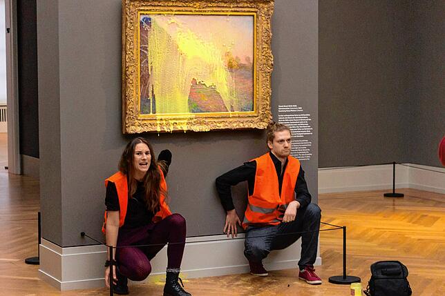Klimaaktivisten der Protestgruppe „Letzte Generation“ nach ihrem Angriff auf Monets „Heuschober“ (1890) im ...