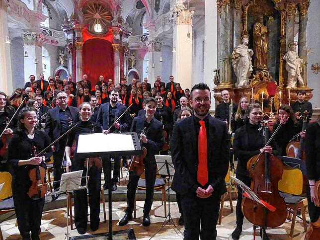 Die Sänger und Sängerinnen sowie die Musiker und Musikerinnen genießen den verdienten Applaus.