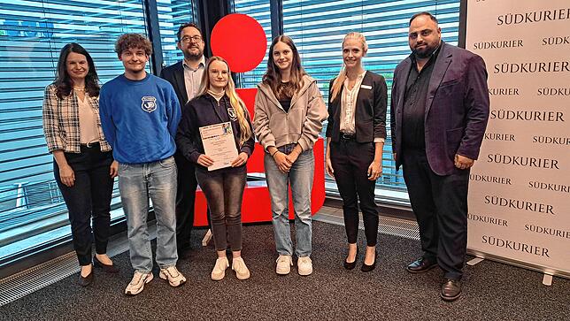 Reit- und Fahrverein Klettgau-Bühl, 500 Euro für Sitzgelegenheiten für die Jugend. Von links: Silvia Knöpfle Direktorin Privatkunden der ...