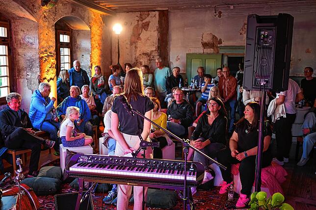 Bild 8: Wenn Soul auf Schlossmauern trifft – Soë Blue eröffnet den Konzertsommer in Tengen