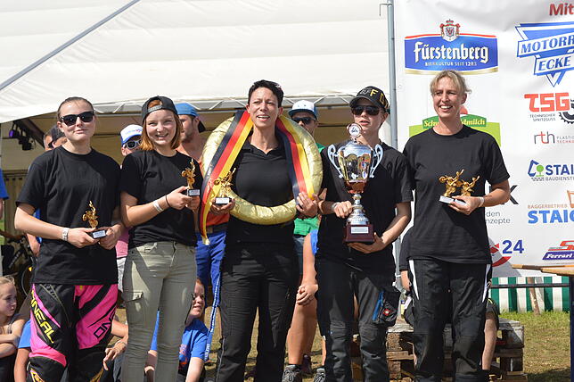 Bestes Damenteam war wie schon im Jahr 2016 das Team "Hiesli Vieh" aus Langenschiltach. Für dieses Team gab es einen Siegerkranz und ...